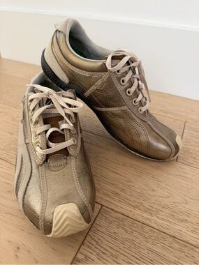 CUSHE Lace Up Leather Metallic Sneakers Casual Comfort